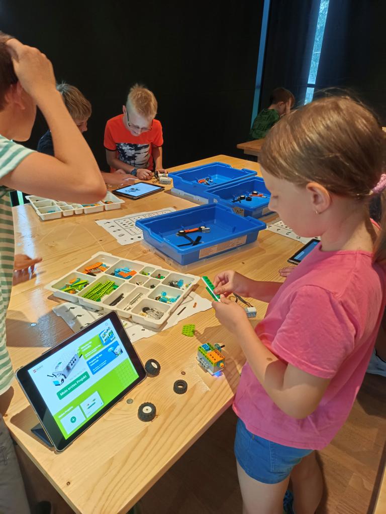 LegoWeDo Roboterbauen, Foto: Aguntum