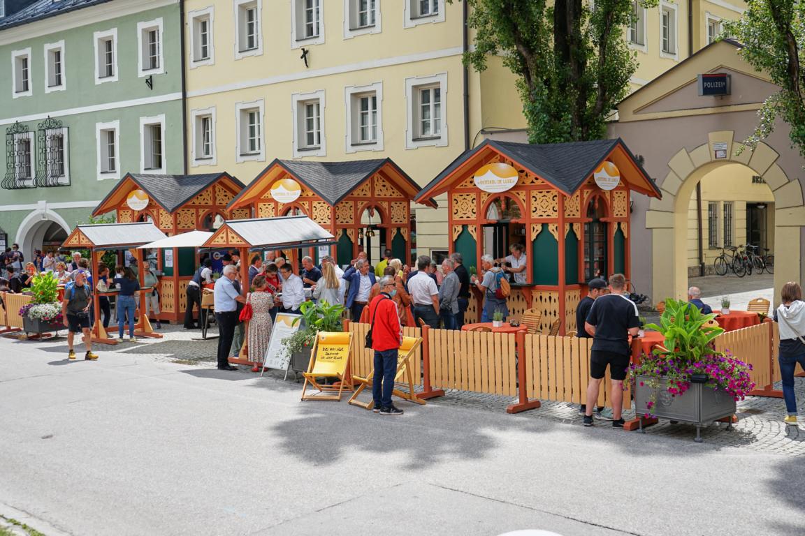 In diesen Pavillons k&ouml;nnen die Men&uuml;s genossen werden. (c) Stadt Lienz