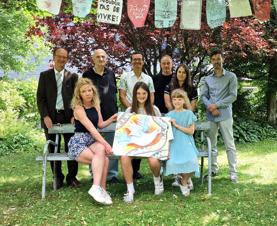 Die strahlenden Siegerinnen des Gymnasiums. V.l.n.r. 1. Reihe: Prof. Franka Hopfgartner-Wurzer, Emma Thaler-Gollmitzer (2. Platz), Emilia Kloss (1. Platz). 2. Reihe: Direktor Roland Ro&szlig;bacher, Hans Mahl und Martin Kofler vom Lions Club Lienz, Prof. Ingo L