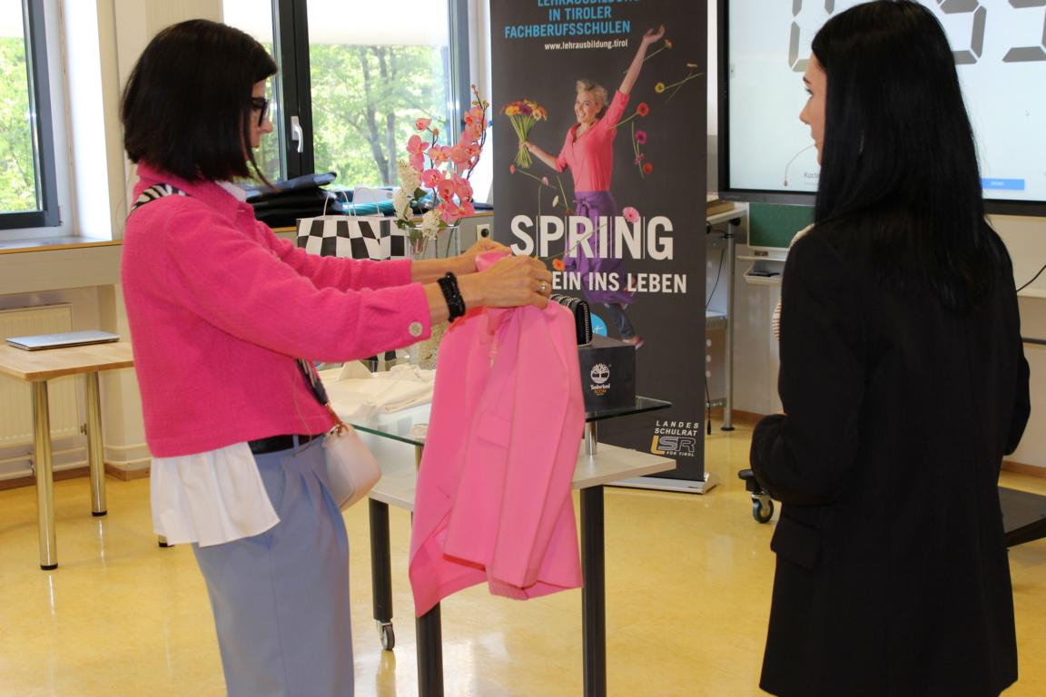 Als Testkundin fungierte Michaela Au&szlig;erdorfer (Obfrau Frau in der Wirtschaft Osttirol)