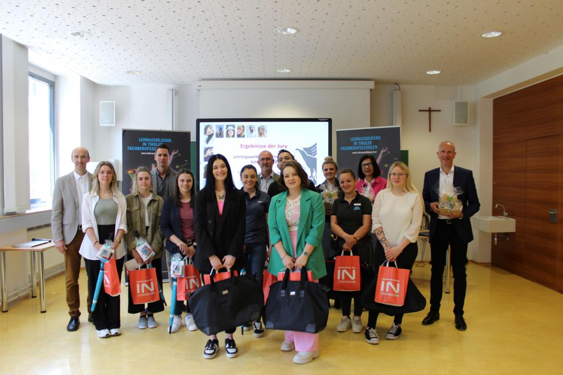 Die Jury, bestehend aus dem Bezirksstellenleiter der Wirtschaftskammer Osttirol Johann Kollreider und dem Bezirksstellenleiter der Arbeiterkammer Wilfried Kollreider und die letztj&auml;hrige Landessiegerin Anja Bla&szlig;nig, verfolgten neun Verkaufsgespr&auml;che aus d