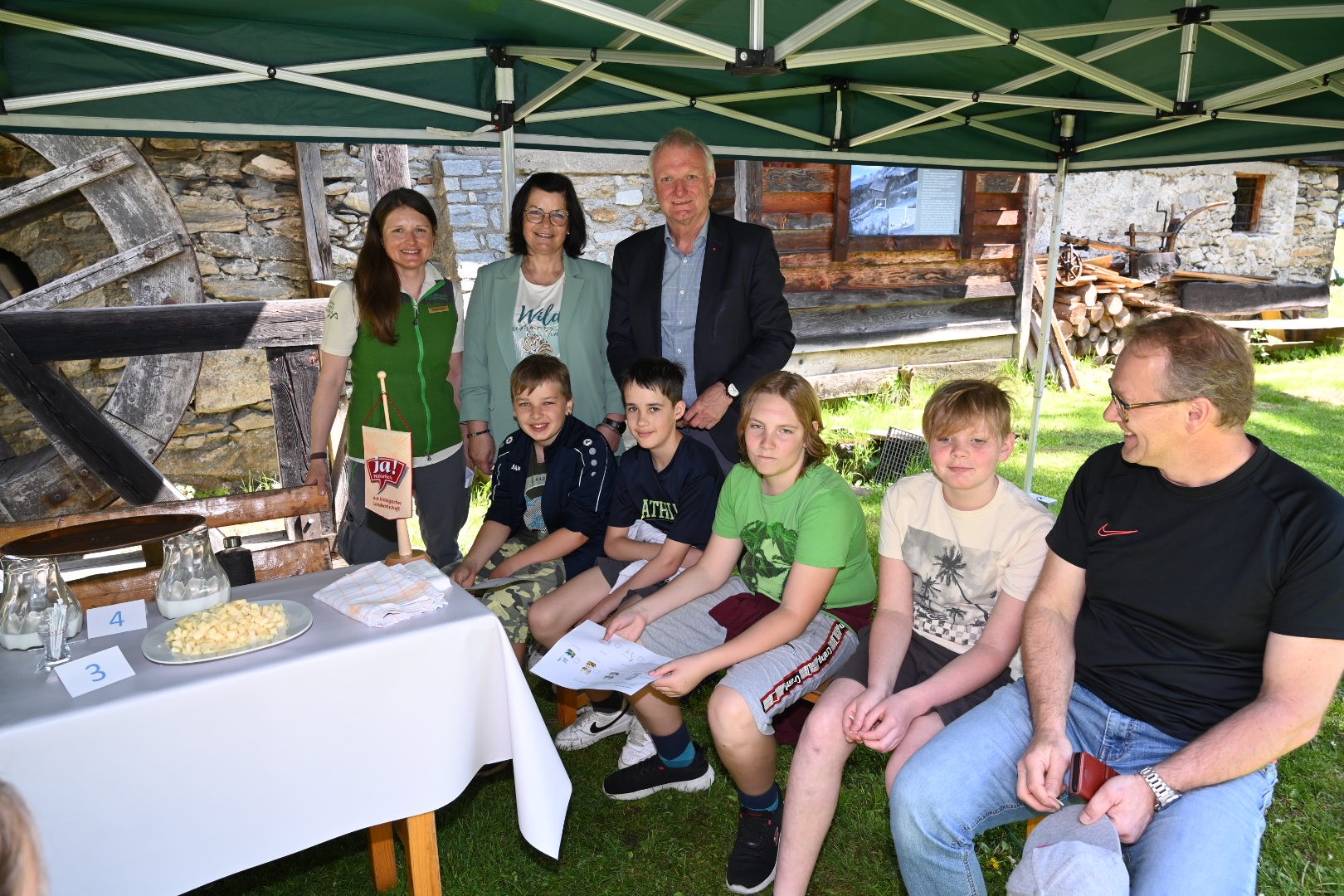 LAbg. Bgm.in Marika Lagger-P&ouml;llinger und Bgm. G&uuml;nther Novak beim Partnerschulfest der Nationalpark-Volksschulen in Mallnitz. Foto: Peter Schober
