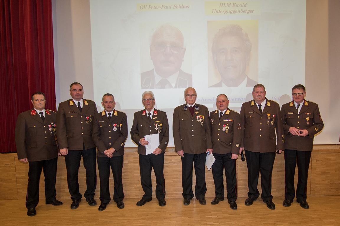 Eine besondere Ehrung auch f&uuml;r 70 Jahre Treue zur Feuerwehr Hopfgarten i.Def. &ndash; in der Mitte Ewald Unterguggenberger und Peter Paul Feldner flankiert von den Ehreng&auml;sten. Foto: FFH