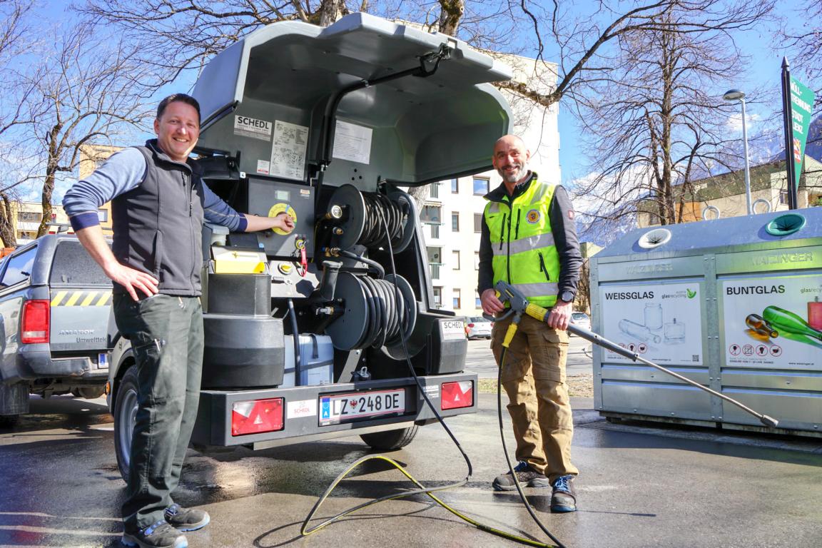 Christof Ortner (links) und Roland Mitteregger mit dem neuen Reiniger.