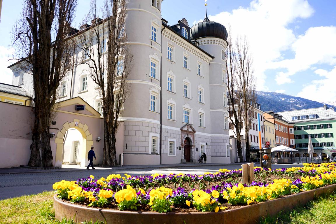 Eine sch&ouml;ne kleine Blumenwieser am Hauptplatz vor der Liebburg.