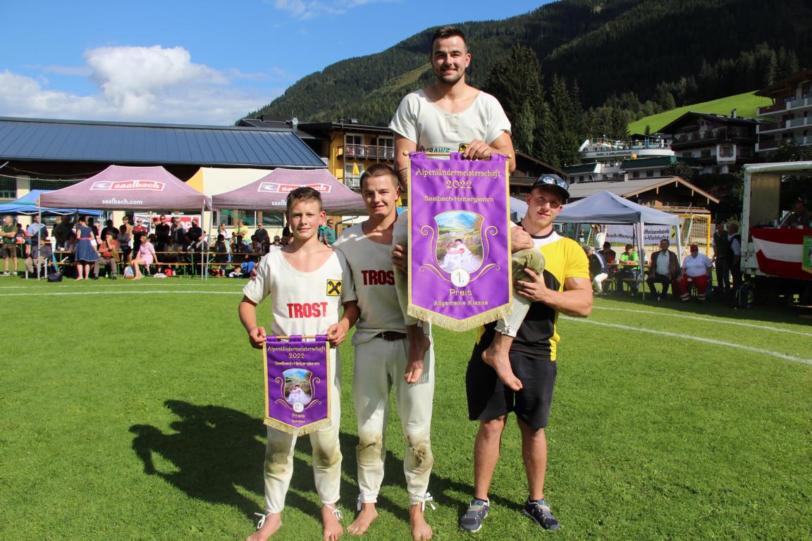 Der K&ouml;nig der Ranggler Philip Holzer auf den Schultern von Bruder Kevin Holzer und Staatsmeister Lukas Mattersberger und den Vizesch&uuml;leralpenl&auml;nderk&ouml;nigmeister Matth&auml;us Gander. Foto: Union Matrei