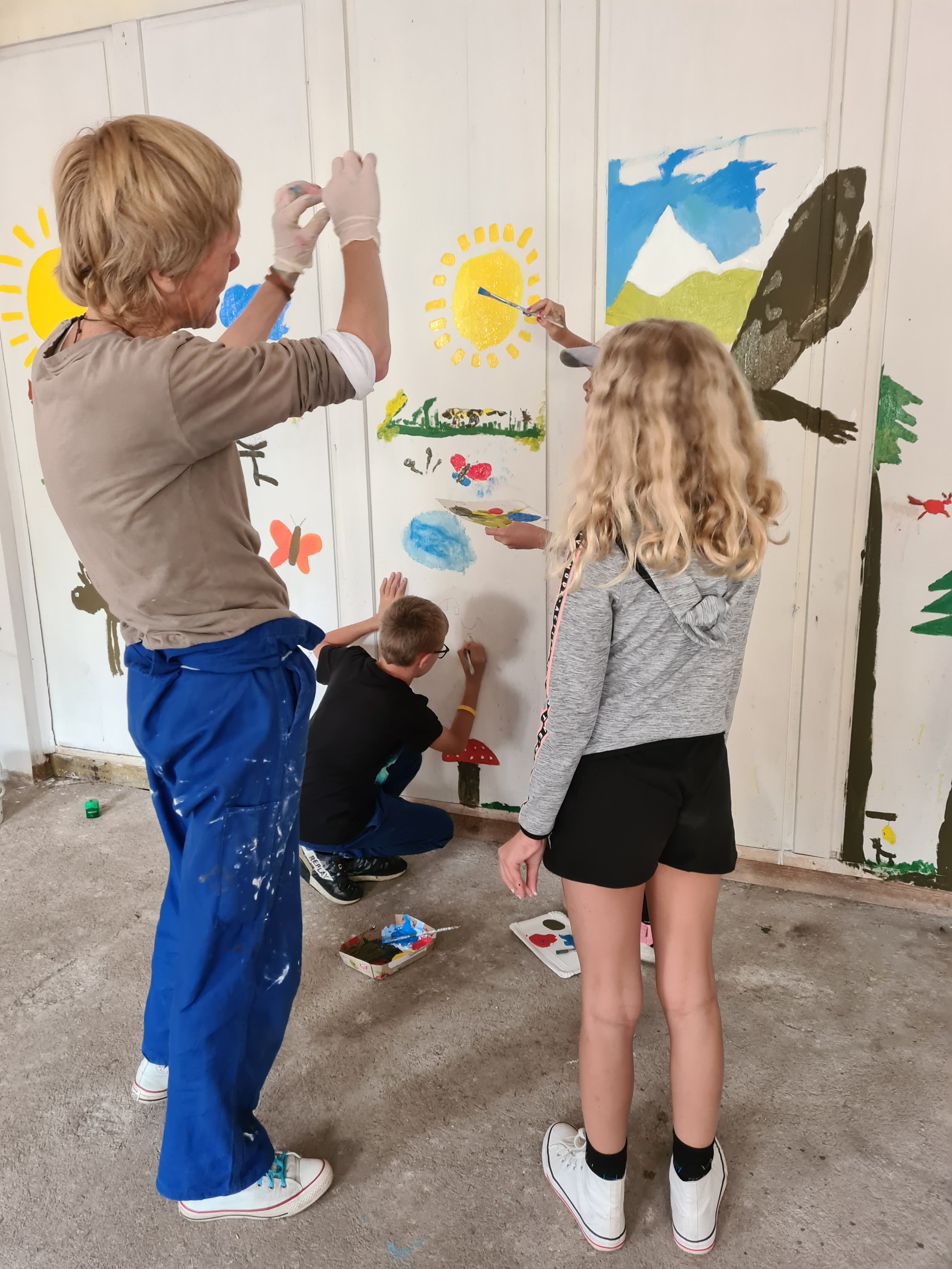 Die Kinder verewigen sich mit den eigene Kunstwerken.