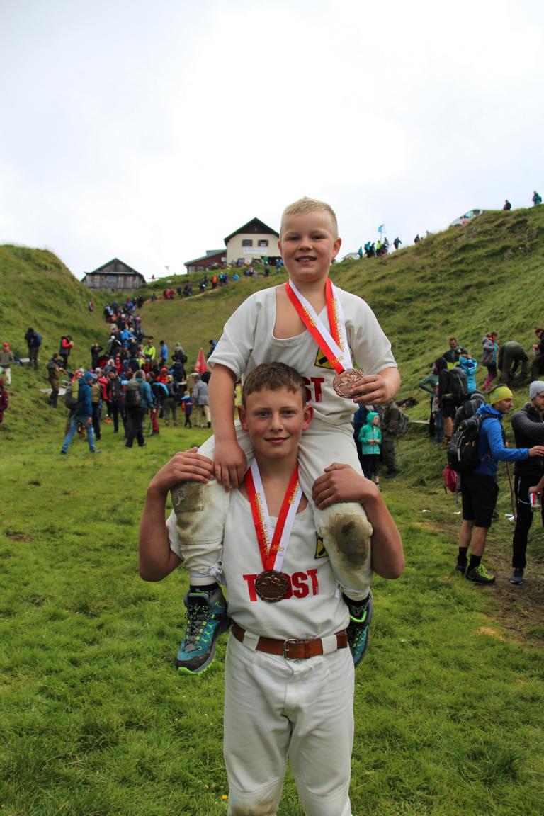 Gro&szlig;e Freude bei den Osttiroler Hundstoansiegern Maximilian und Matth&auml;us. Foto: Union Matrei
