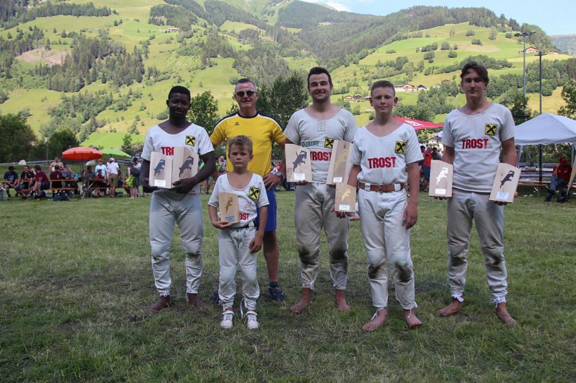 Osttirols Paraderanggler beim Wettkampf in der Rauris  Eric Gahouidi , Erfolgstrainer Franz Holzer, Liam Rowain, Philip Holzer, Matth&auml;us Gander ,Finn Rowain (nicht im Bild Lukas Mattersberger)