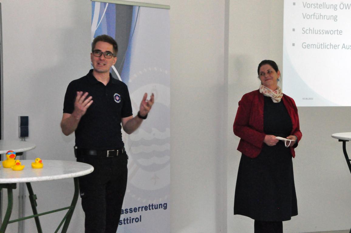 Einsatzstellenleiter Markus Pflanzl (li.) stellte die Wasserrettung vor, BH Olga Reisner rechts im Bild