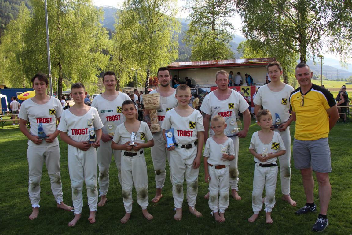 Gewaltiger Mannschaftlicher Erfolg f&uuml;r die SU Raika Matrei: von links: Finn Rowain, Matth&auml;us Gander, Kevin Holzer, Michael Mariner, Philip Holzer, Gabriel Mariner, Chrysanth Gander, Lukas Mattersberger, Liam Rowain, Jakob Stemberger und Cheftrainer Franz