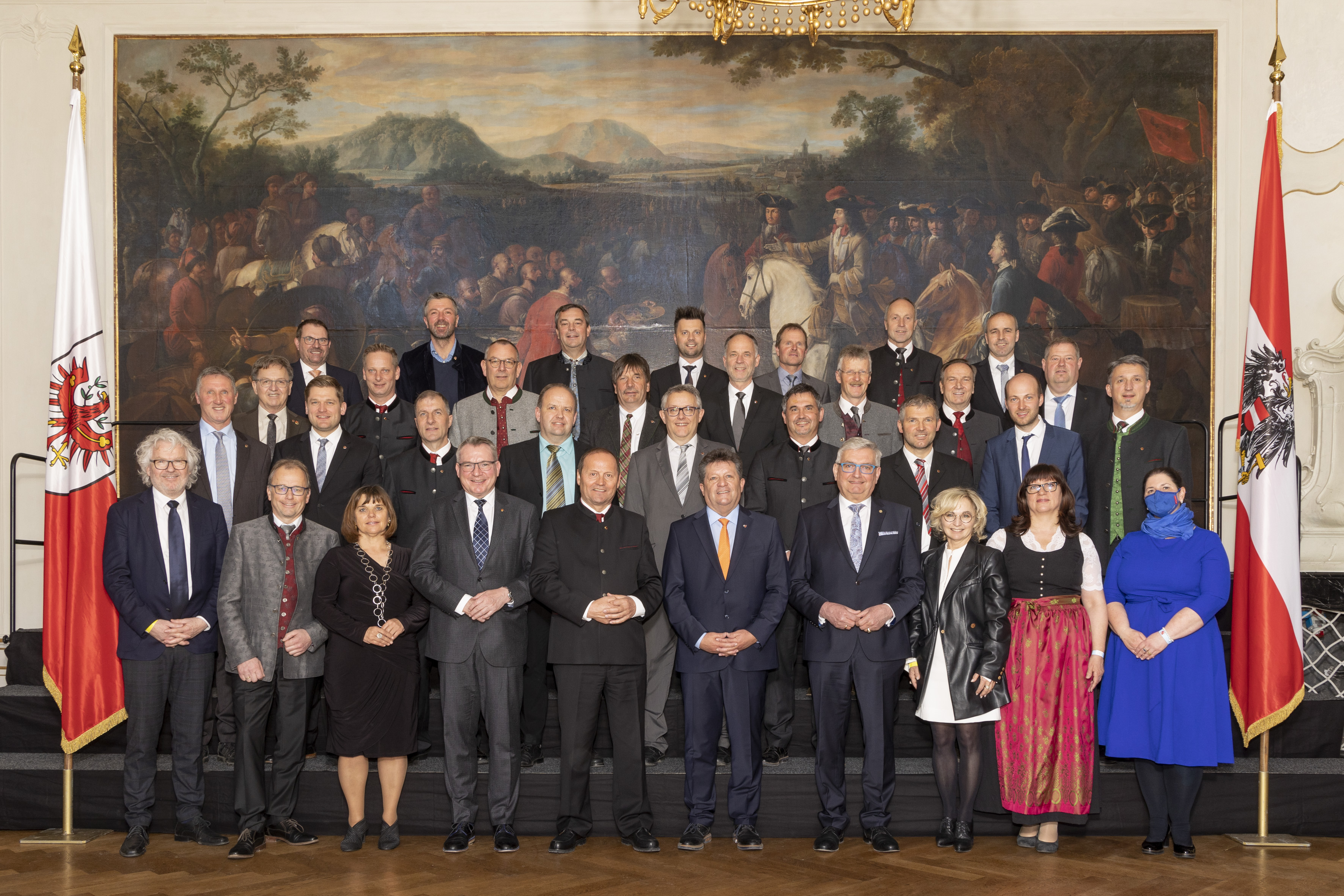 Die angelobten B&uuml;rgermeisterInnen des Bezirks Lienz gemeinsam mit LHStv Josef Geisler, LR Johannes Tratter, Alfred Riedl, Ernst Sch&ouml;pf und BH Olga Reisner, Foto: Land Tirol/ Die Fotografen
