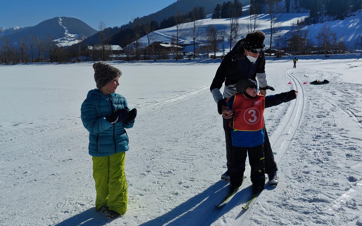 Manuel mit Lehrerin Sandra Bachmann beim Langlaufrennen, angefeuert von Magnus (li.) Foto: ASO Sillian