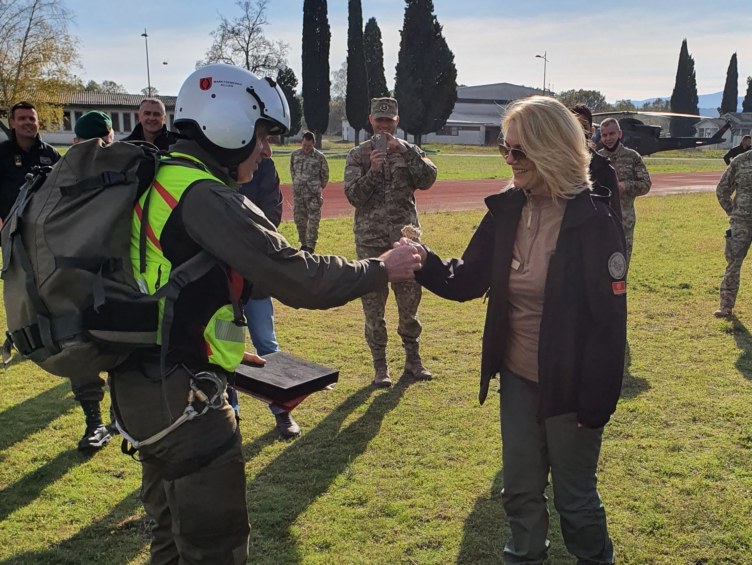 Traditionsgem&auml;&szlig; &uuml;berreicht der Kdt der 24er Hochgebirgsj&auml;ger ein Str&auml;u&szlig;chen Edelweiss an die Frau Verteidgungsminister