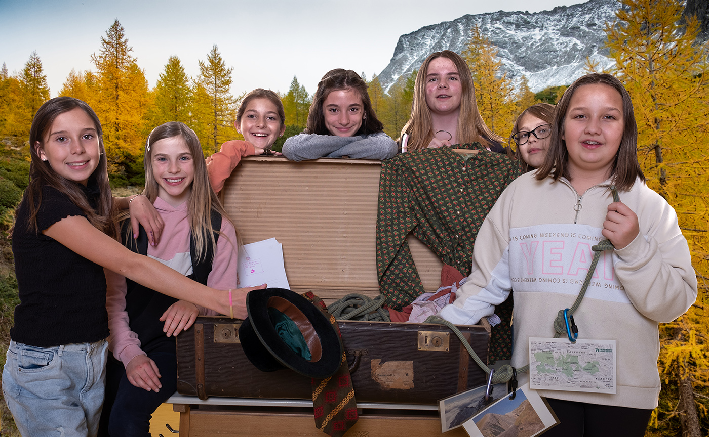 Einige der 28 Alpenrobben mit ihrem Koffer: Janina Janda, Felica Lackner, Elena Lindler, Anna Pavel, Vivien Mascher, Sarah-Marie Schlager, Larissa Zirknitzer&ldquo;, Foto: Rudi Saupper