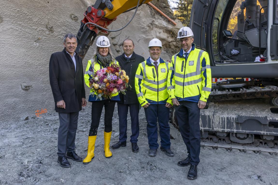 Die Tunnelpatin, Katharina Willi neben ihrem Gatten, dem Innsbrucker B&uuml;rgermeister Georg Willi, LH-Stv. Josef Geisler und den BBT-Vorst&auml;nden Gilberto Cardola und Martin Gradnitzer. Foto: BBT SE
