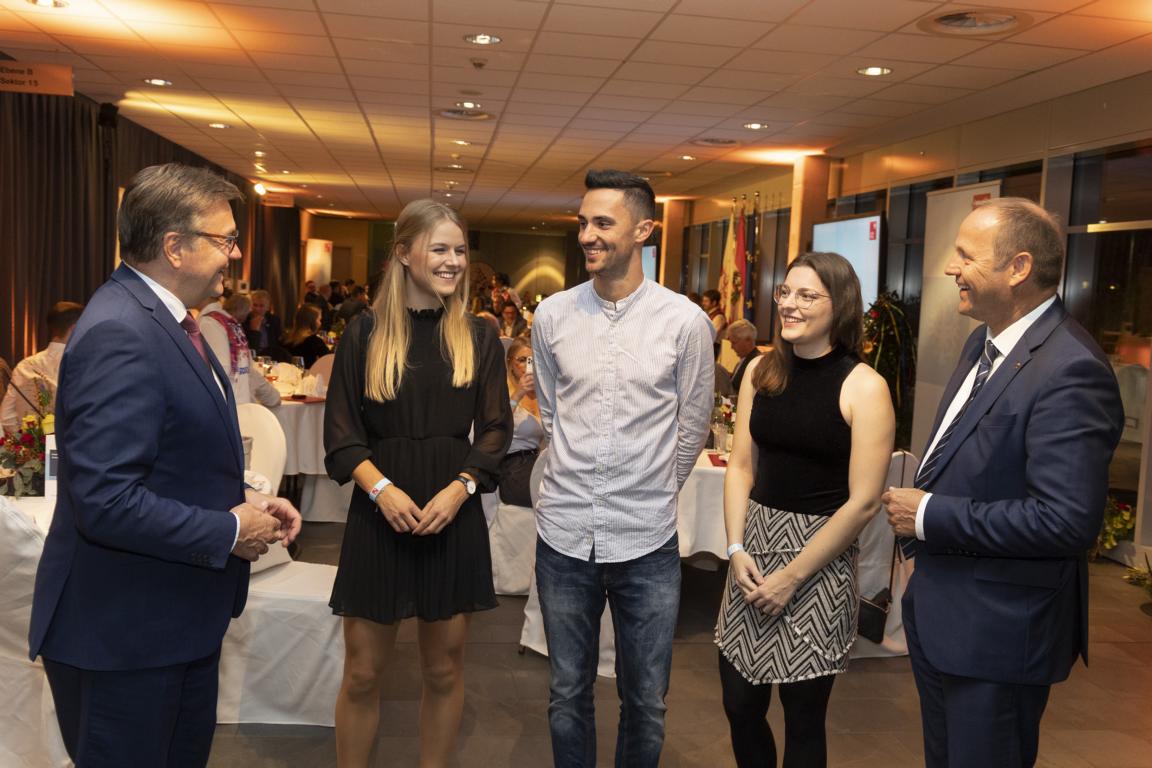 V.li.: LH G&uuml;nther Platter, Biathletin Anna Gandler, Nordischer Kombinierer Lukas Greiderer, Sportsch&uuml;tzin Olivia Hofmann und LHStv Josef Geisler. &copy; Land Tirol/Die Fotografen