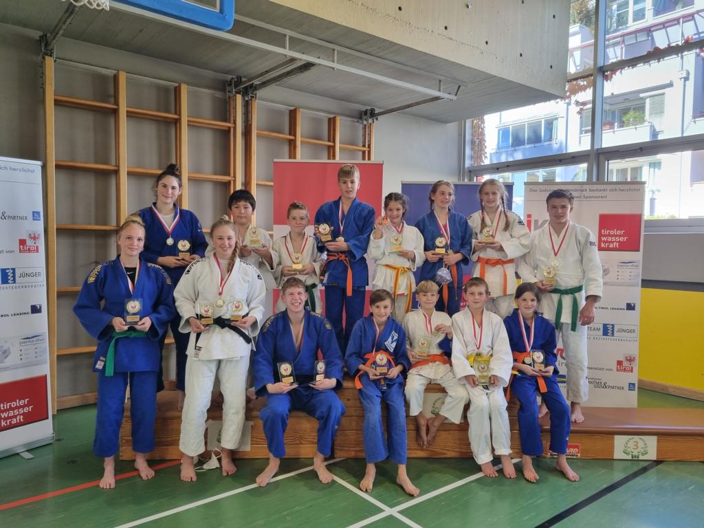 Strahlende Gesichter auch bei den frischgebackenen MeisterInnen in den Klassen U12 und U18, Foto: Landesverband Tirol