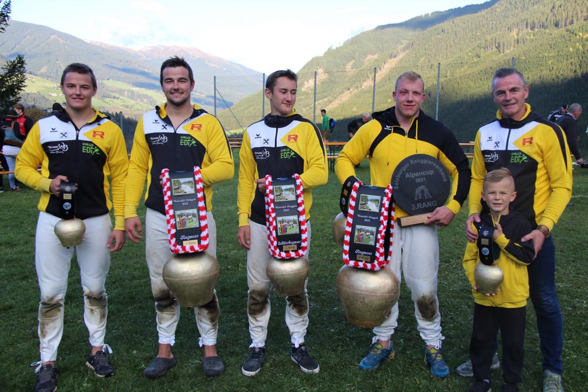 Osttirols Preistr&auml;ger und Hogmaorsieger: Kevin und Philip Holzer, Finn Rowain, Lukas Mattersberger und Trainer Franz Holzer mit Liam Rowain. Foto: Union Matrei