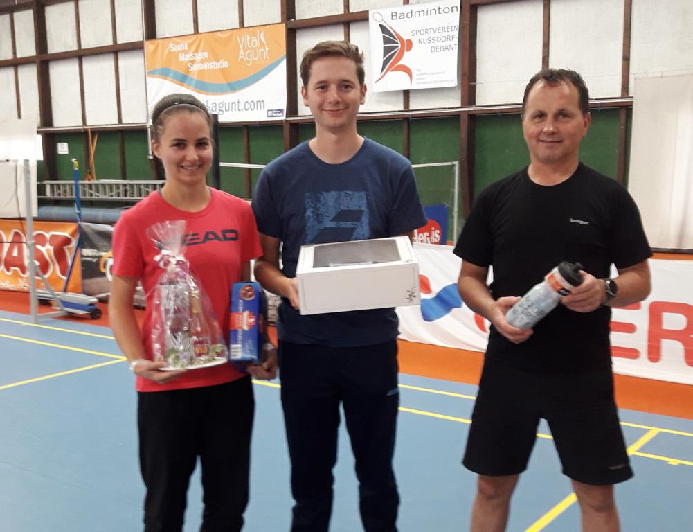 Siegerelite : Irina Olsacher, Emanuel Sch&ouml;pf und Sektionsleiter Edi Bla&szlig;nig