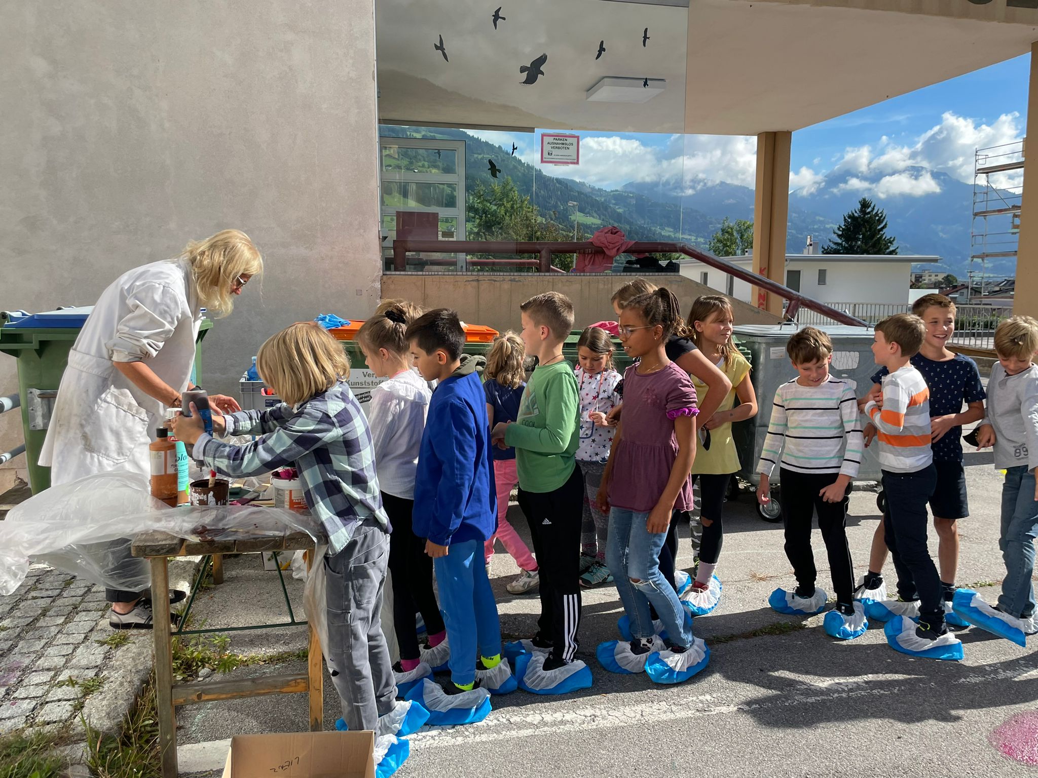 Die 1a bei der Ausgabe der Farben, Foto: VS Lienz Nord