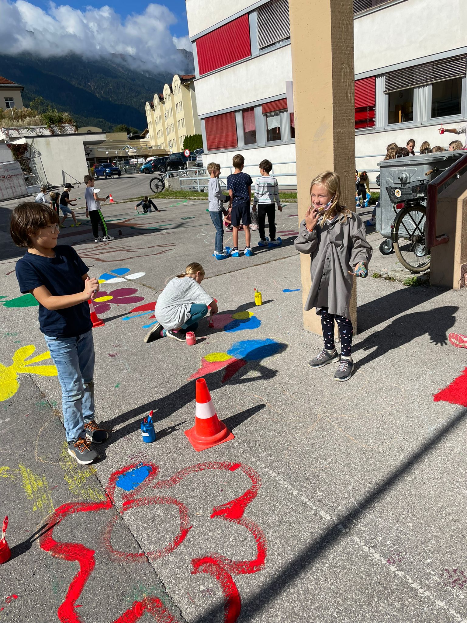 Mit vollem Einsatz wird gemalt. Foto: VS Lienz Nord