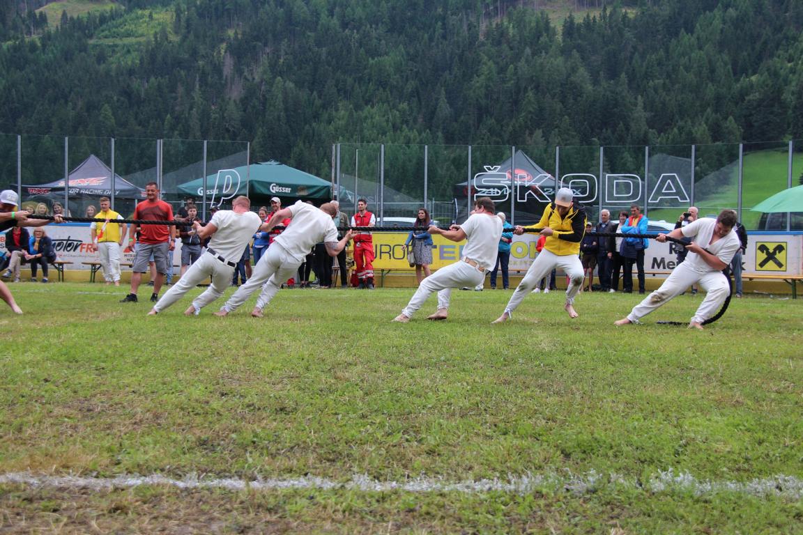 Vier Mannschaften legten sich anschlie&szlig;end noch beim Strickziehen ins Zeug. Das Team &bdquo;Osttiroler Ranggler&ldquo; konnte sich mit 3 Siegen durchsetzen