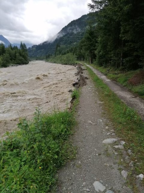 Bei Huben brachen Teile des Iseltrails weg. Der Weg wurde gesperrt. Foto: FFW Huben