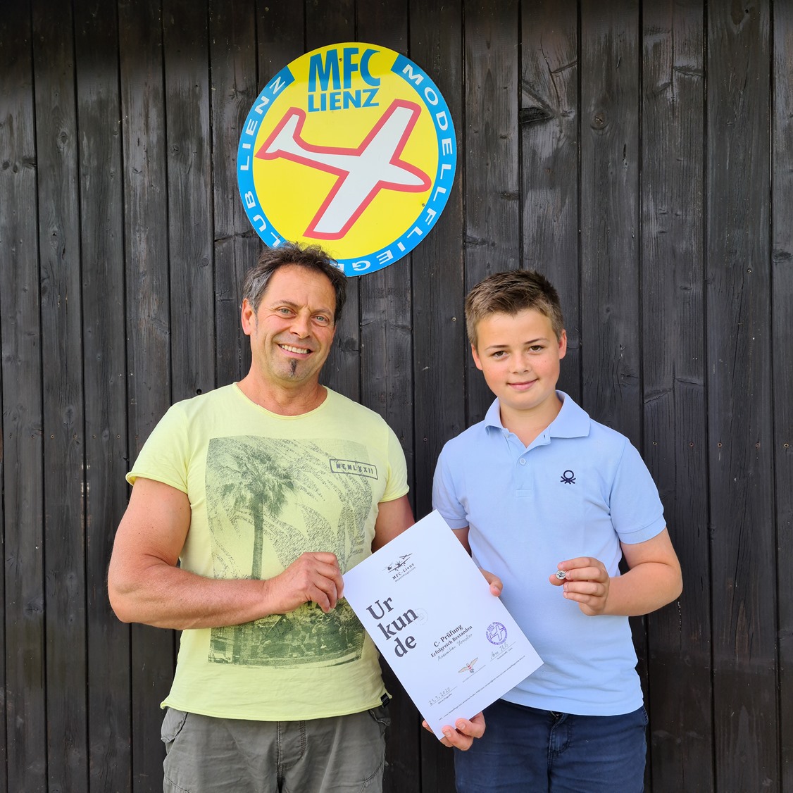 Maximilian Homolar und Theodor Schuster bekamen von Obmann Arne Hils die Urkunde f&uuml;r die bestandene ABC-Pr&uuml;fung &uuml;berreicht. Fotos: MFC Lienz/Kozubowski