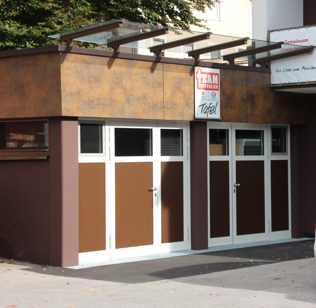 In Lienz werden die Ausgabezeiten gestaffelt, um lange Warteschlangen zu vermeiden. Wer sich f&uuml;r die Team &Ouml;sterreich Tafel anmeldet, erf&auml;hrt auch rechtzeitig, wann die Waren abgeholt werden k&ouml;nnen. Foto: &Ouml;RK