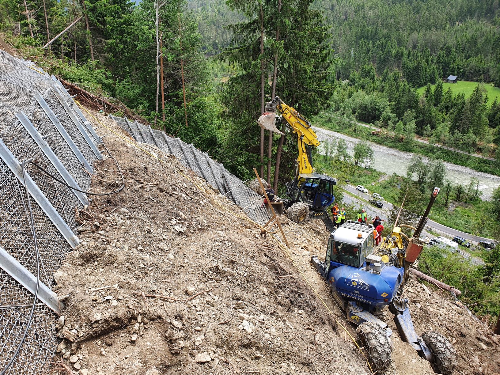 Zwei tempor&auml;re Abrollschutznetze sichern den Arbeitsbereich. Die Restarbeiten dauern noch einige Wochen an. Foto: &Ouml;BB/Jank