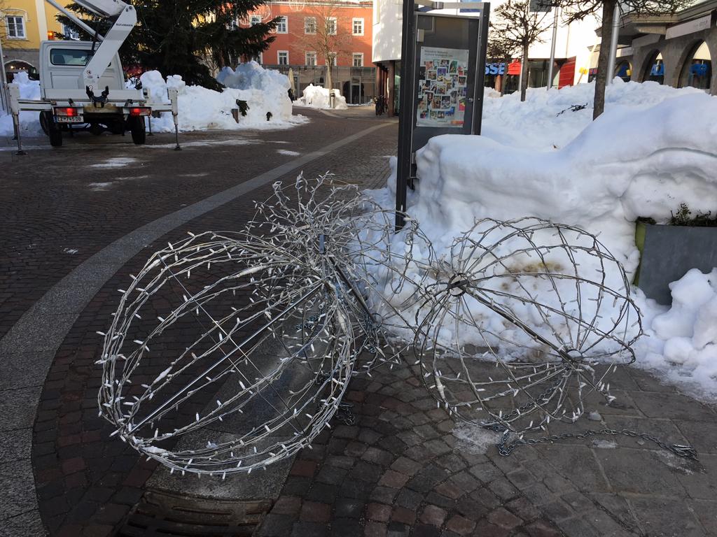 Zu Lichtmess wird in der Lienzer Innenstadt traditionell die Weihnachtsbeleuchtung abmontiert, Foto: Stangl