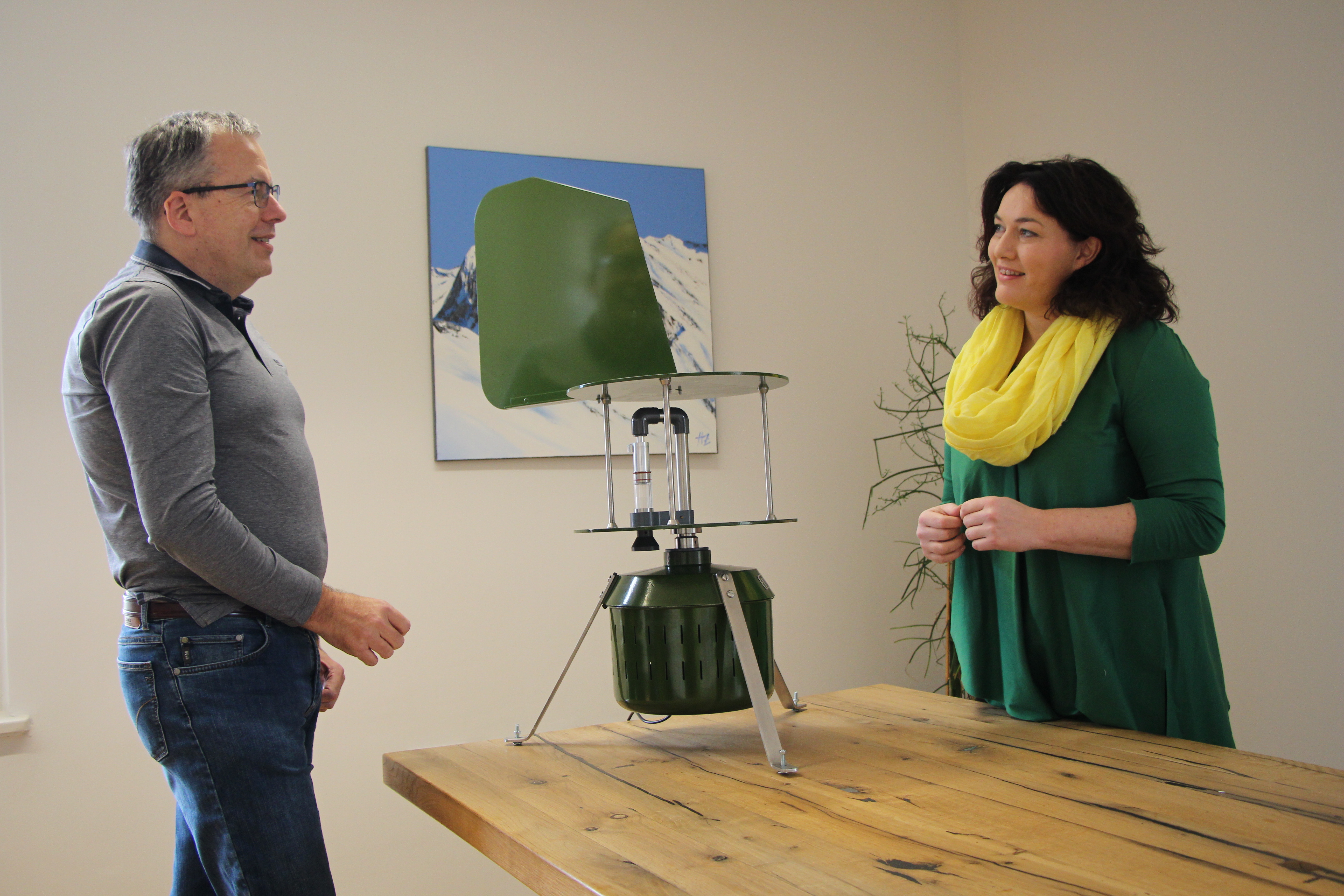 Peter Huemer und LHStvin Felipe mit dem neuen Cyclon Sampler zur Erfassung von Organismen in Luftproben. Foto: Land Tirol/Rosner