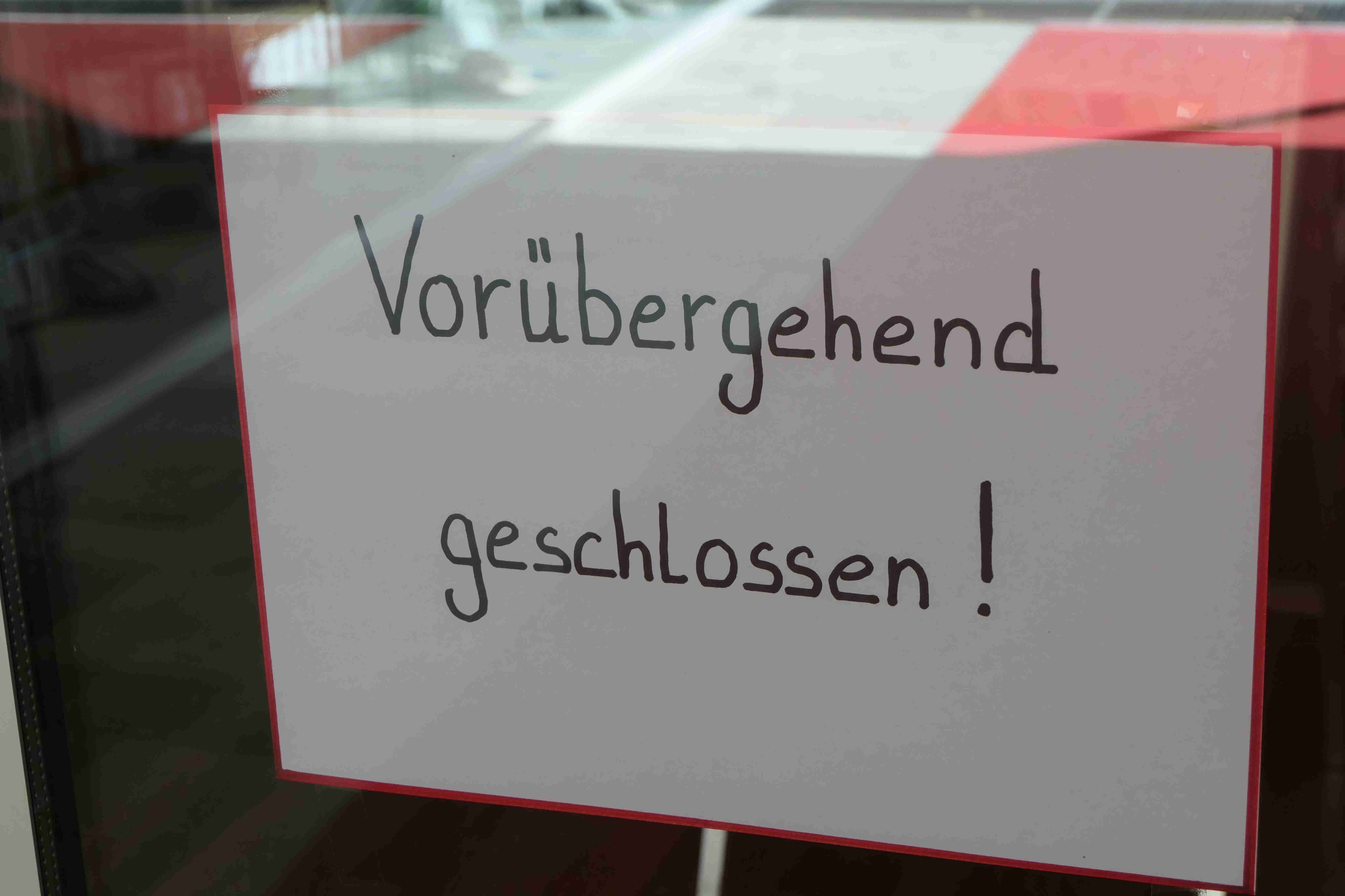 Mar.: Das war in vielen Auslagen und Eingangst&uuml;ren der Gesch&auml;fte zu lesen. Foto: Martin Oberbichler