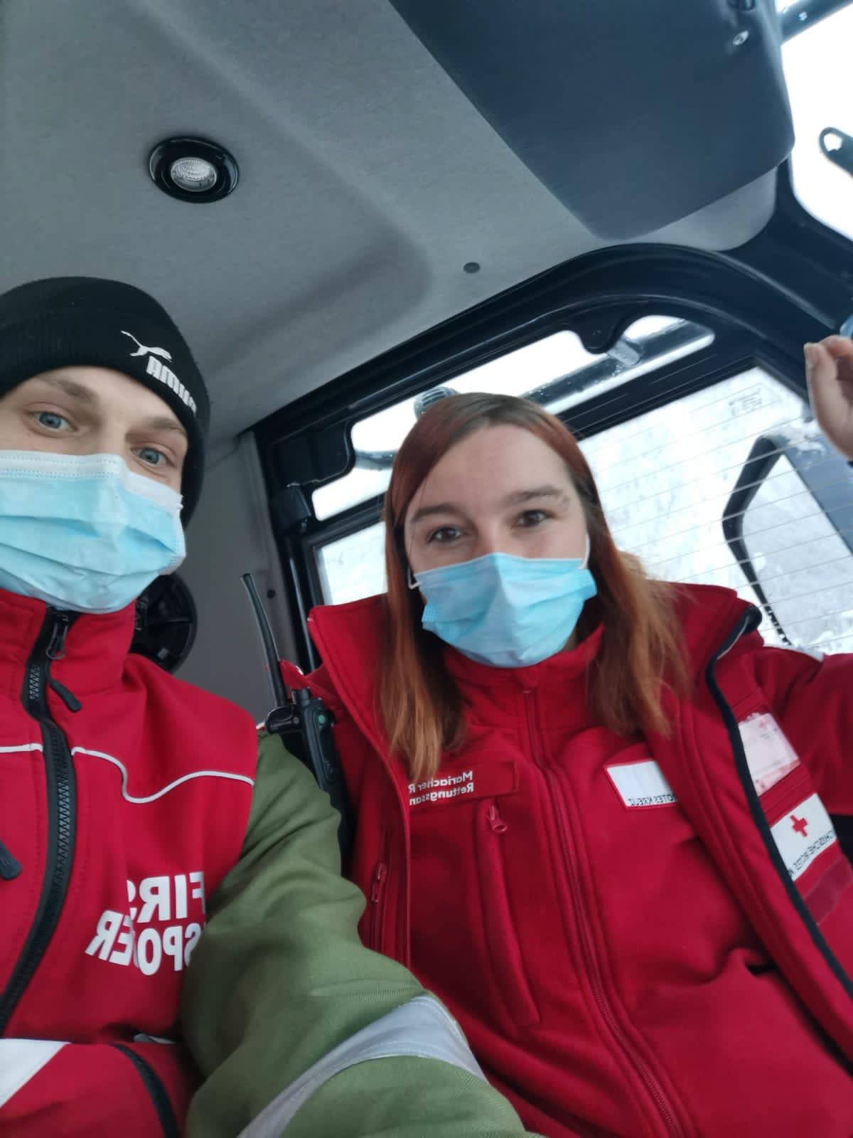 Fabian Lang und Regina Mariacher waren mit dem R&auml;umfahrzeug in Hinterbichl im Einsatz.