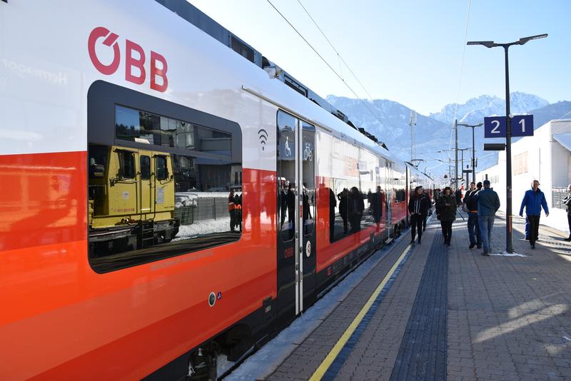 Von nun an geht es umweltfreundlich durch das Gailtal. Seit 15. Dezember f&auml;hrt die Gailtalbahn elektrisch.