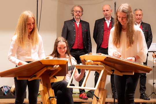 Die Sch&uuml;ler der Musikmittelschule Gm&uuml;nd und die Gruppe &bdquo;Basel5&ldquo;. Foto: Offen f&uuml;r Kultur/Walter Auer