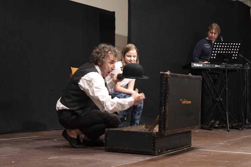 Ruhig und brav auf den St&uuml;hlen sitzen und zuschauen? Das lie&szlig; Pantomime Vlado Kul&iacute;&scaron;ek nicht zu. Er schnappte sich junge und junggebliebene Zuschauerinnen und Zuschauer &ndash; jegliche Scheu war schnell verloren &ndash; und nahm das Publikum mit in seine fantastische