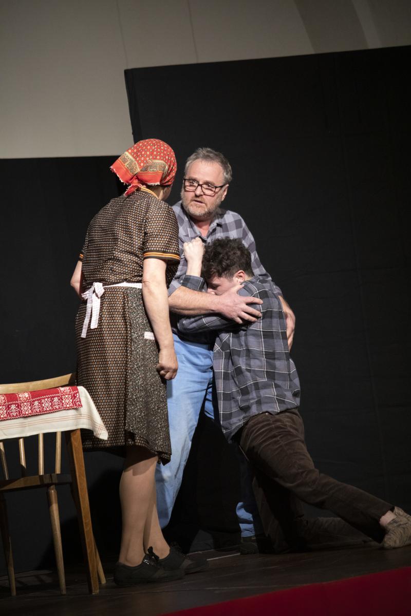 &bdquo;Kein Platz f&uuml;r Idioten&ldquo; lautet der Titel des Felix-Mitterer-St&uuml;ckes, das die Volksb&uuml;hne Irschen auff&uuml;hrte. Sie zeigten, wie gef&uuml;hllos und rau Menschen mit beeintr&auml;chtigten Mitmenschen umgehen k&ouml;nnen, aber auch, dass es einen anderen Weg gibt. Das eindrin