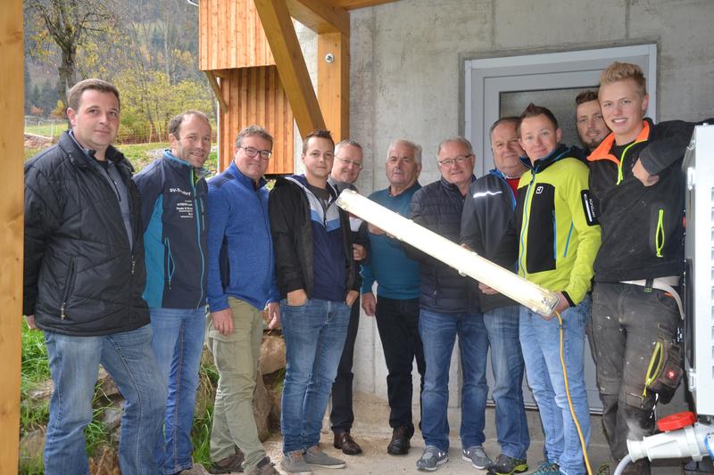 Amtsleiter Josef Zwischenberger (5. v. l.), Bgm. Franz Zl&ouml;bl (M.) und Kommandant Johannes Zwischenberger (2. v. r.) mit den an der Umsetzung beteiligen Kameraden.
