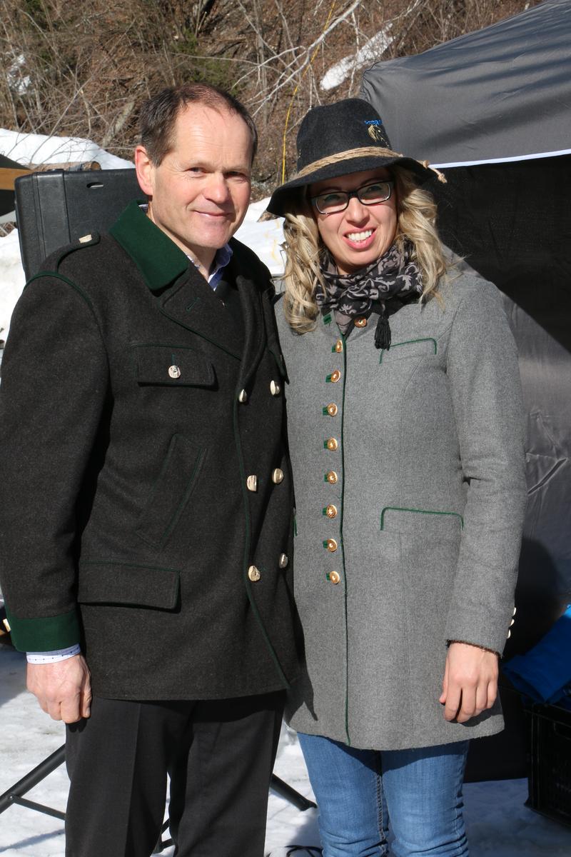 Sabine Ponholzer, Obfrau des veranstaltenden Pferdezuchtvereins K 23 mit Bgm. Peter Suntinger. 44 Miglieder zwischen Heiligenblut und Stall z&auml;hlt dieser Verein mittlerweile, im September wird das 70-j&auml;hrige Jubil&auml;um gefeiert. Foto: Heidi Schober