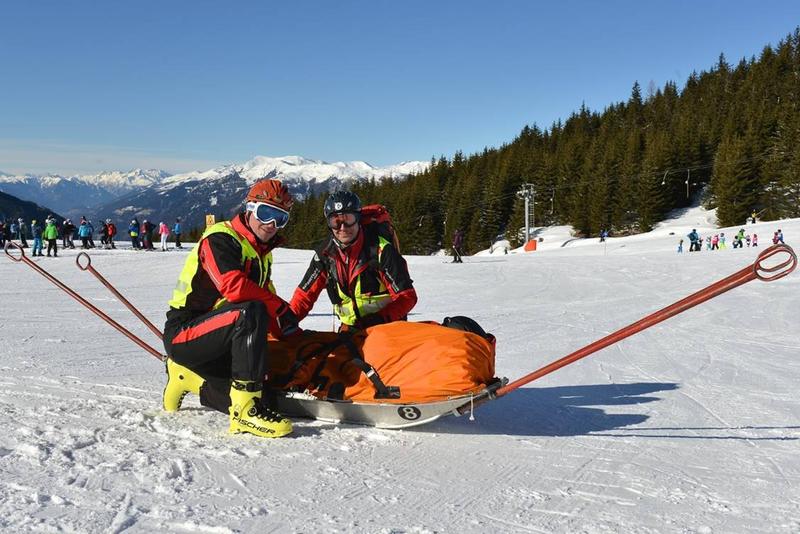 Der Pistendienst der Bergrettung war mit der Vakuumschiene vor Ort.