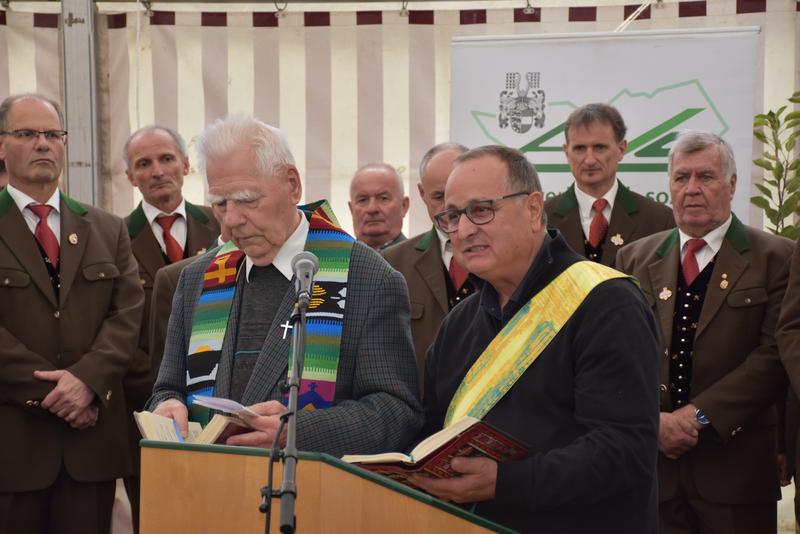 Pfarrer Schachner und Diakon Lanner.