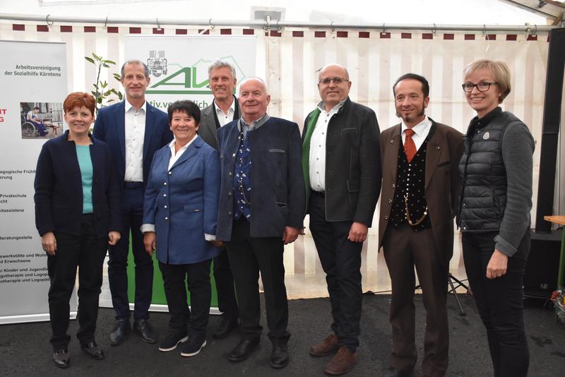 V. l.: Renate Lauchard (Abt. 4) Klaus Harter (AVS), Alberta Buchacher, Architekt Herwig Ronacher, Kurt Buchacher, Bgm. Johannes Lenzhofer, Michael Buchacher und Architektin Andrea Ronacher.