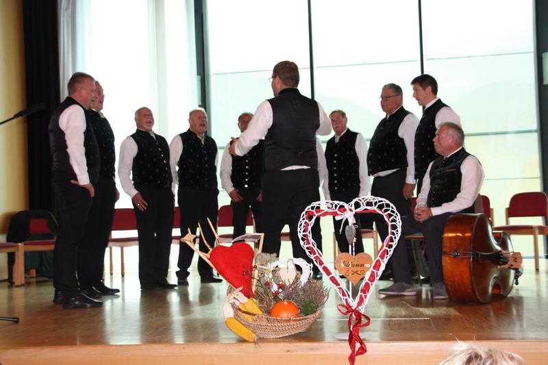 Der MGV Tratten sang sich in die Herzen der Zuh&ouml;rer.