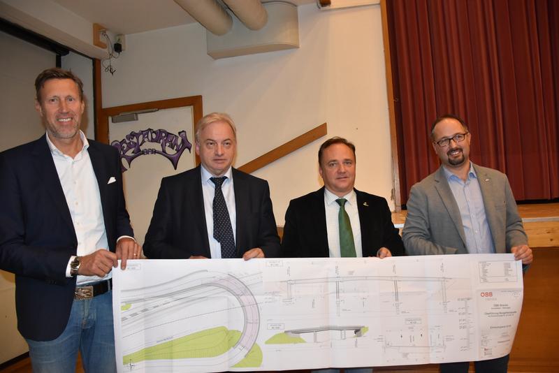 V. l.: Mag. Gerald Hackl (Trigon Entwicklungsberatung), Bezirkshauptmann Dr. Heinz Pansi, Bgm. Siegfried Ronacher und &Ouml;BB-Projektleiter Gert Lenzhofer sehen die Infrastruktur als Grundlage f&uuml;r eine wirtschaftliche Entwicklung der Region.