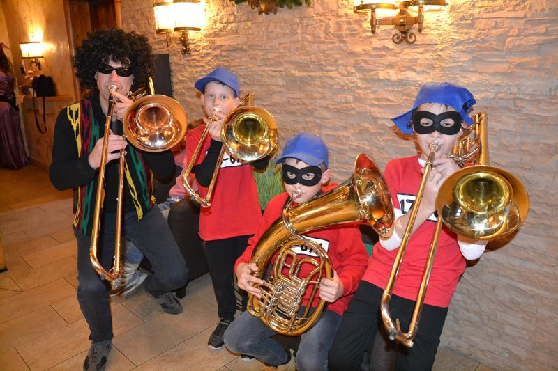 Keine b&ouml;sen Jungs, sondern bereits jetzt schon gute Musiker: Die &bdquo;Panzerknacker&ldquo; Lukas Hotter, Jonas Granig und Theo Pucher-Pacher mit ihrem Lehrer Peter Vierbach.