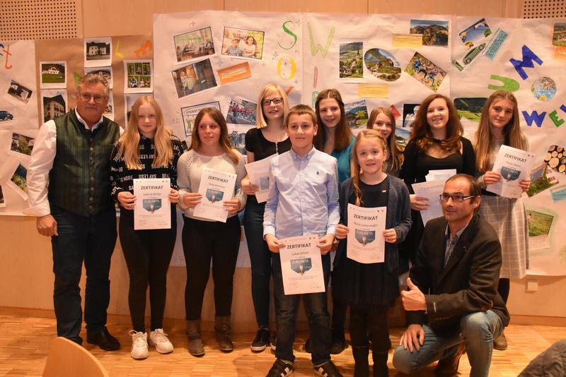 Die Sch&uuml;ler des Bildungszentrums Lesachtal (Volksschule und NMS Lesachtal) pr&auml;sentierten ihre Vorstellungen von einer Zukunft im Tal. Im Bild mit Bgm. Johann Windbichler (li.) und Lehrer Nikolaus Unterguggenberger (re).