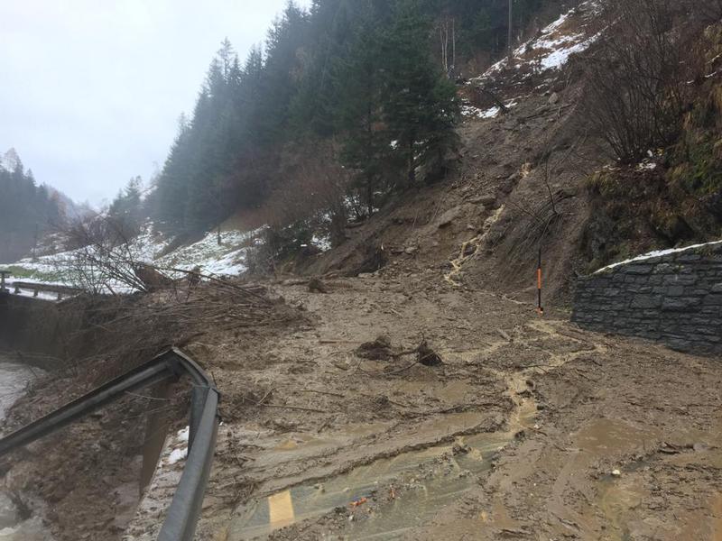 Die Katschberg Stra&szlig;e B99 wurde zwischen Kremsbr&uuml;cke und Gm&uuml;nd von einer Mure zugesch&uuml;ttet. Eine Umfahrung &uuml;ber die Autobahn war hier m&ouml;glich. Foto: BFK