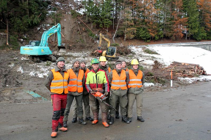 20 Soldaten des Pionierbataillons 1 aus Villach unterst&uuml;tzten die Einsatzkr&auml;fte mit schwerem Ger&auml;t beim Freimachen von wichtigen Stra&szlig;enverbindungen im Bezirk Spittal, wie hier in Mallnitz. Ein Lawinenzug mit 30 Alpinsoldaten des J&auml;gerbataillons 26 stande